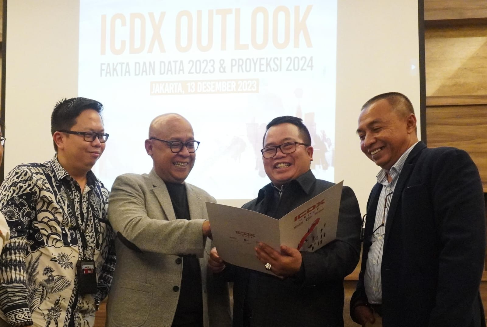 Dari kiri ke kanan: Research and Development ICDX Girta Yoga, Board Member ICDX Group Fajar Wibhiyadi, Direktur Utama ICDX Nursalam, Head of Corporate Communication ICDX Group P Giri Hatmoko berbincang di sela-sela ICDX Outlook 2023 di Jakarta, Rabu (13/1