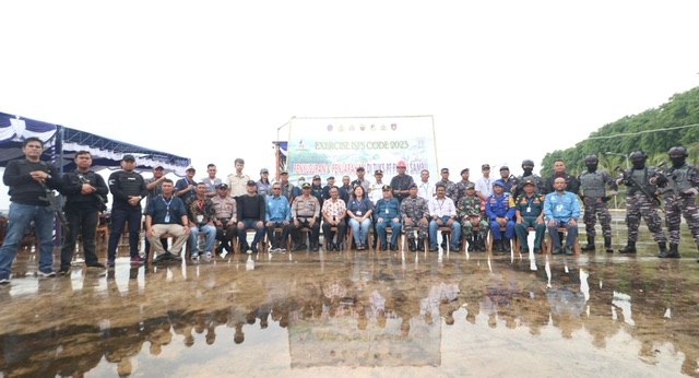 Foto bersama pembukaan Drill Excercise ISPS Code di Dermaga PT Pulau Sambu, Guntung, Inhil, baru-baru ini.