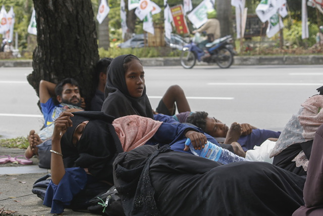 Pengungsi Rohingnya tertidur di pedestrian di Jalan Jenderal Sudirman, Pekanbaru, Kamis (14/12/2023).
