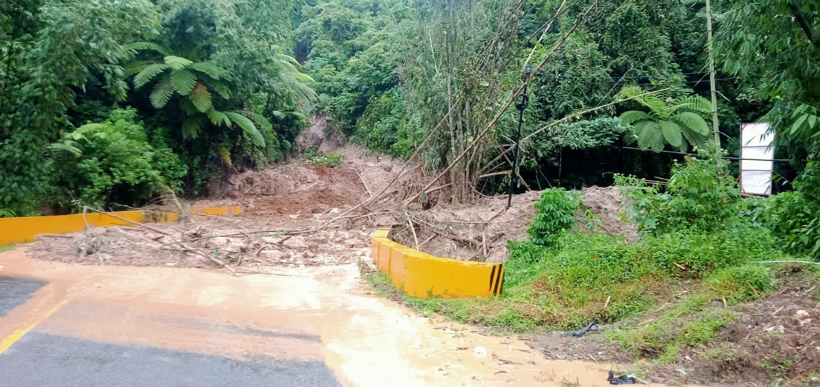 Material longsor menutup akses Jalan Riau-Sumbar di Pandakian Tujuah Boleh (17), dekat Bandrek House atau menuju Kelok 9 dari arah Pekanbaru menyebabkan jalan terputus, tepatnya di Jorong Ulu Aia, Nagari Harau, Kecamatan Harau, Kabupaten Limapuluh Kota, S