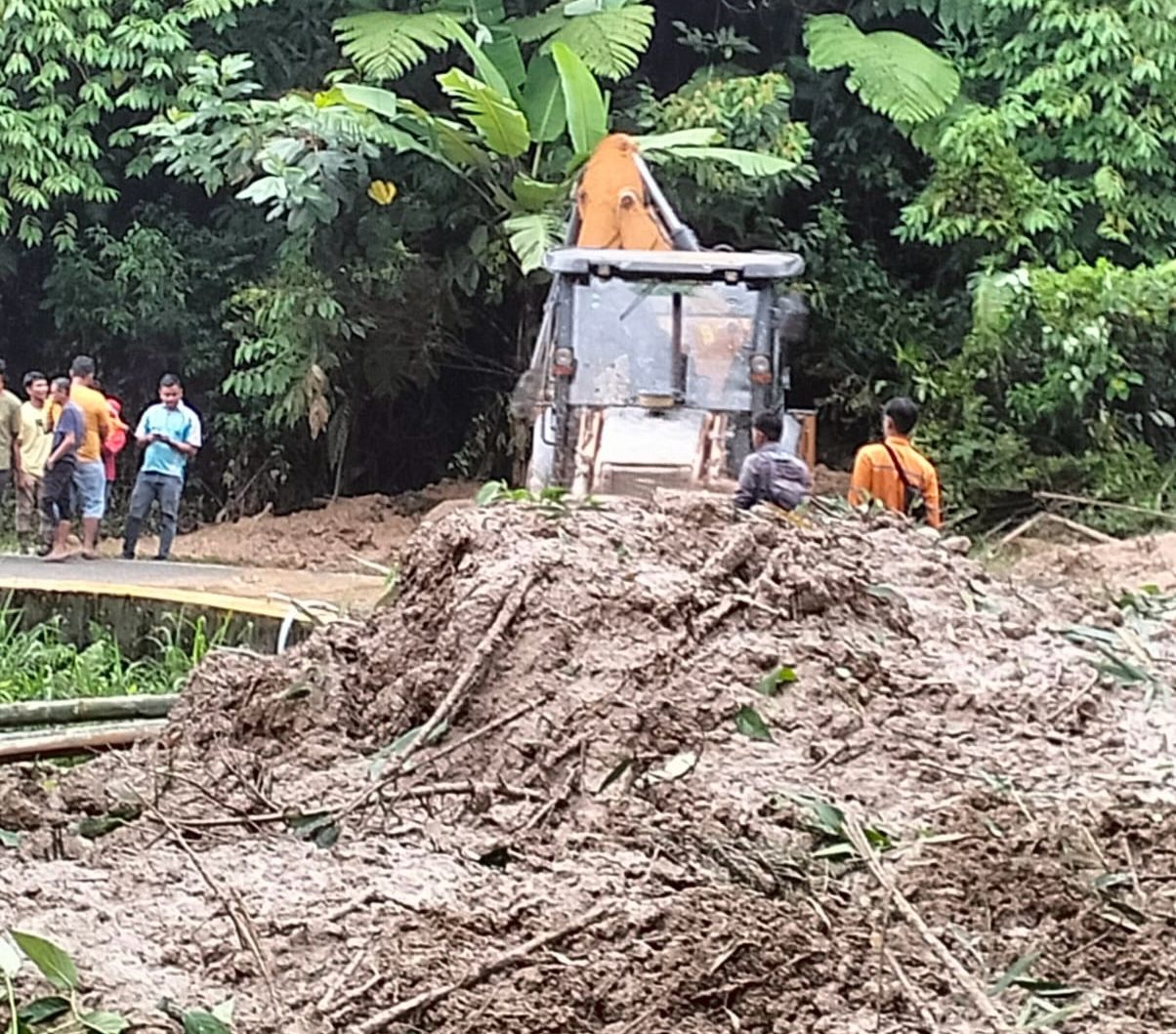 Alat berat tengah membersihkan material longsor yang menutup akses jalan dan menyebabkan terputusnya ruas jalan Riau-Sumbar, di Jorong Ulu Aia, Nagari Harau, Kecamatan Harau, Limapuluh Kota, Sumbar, Senin (18/12/2023) siang.