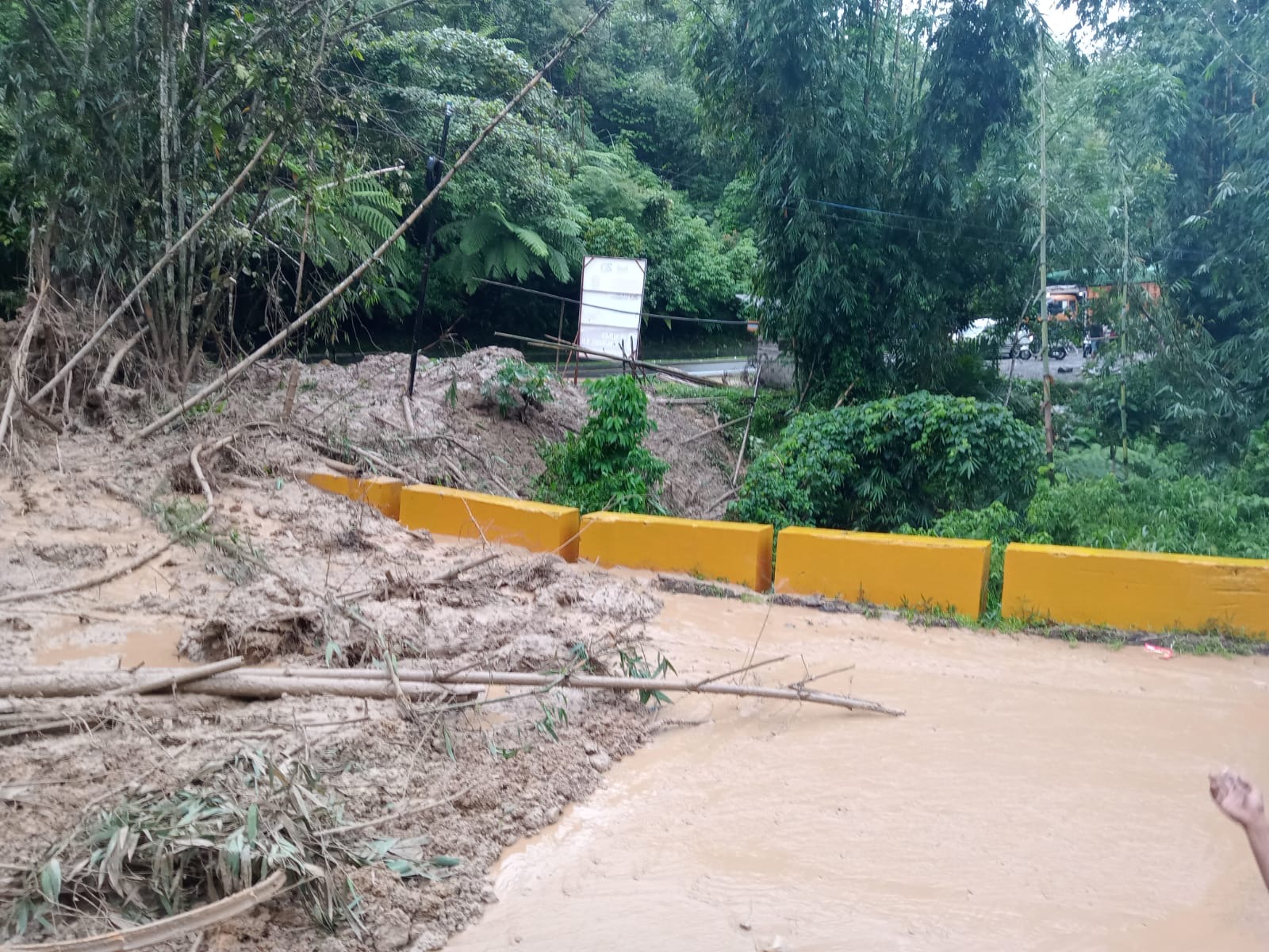 Material longsor menutupi ruas jalan di Jorong Ulu Aia, Nagari Harau, Kecamatan Harau, Kabupaten Limapuluh Kota mengakibatkan jalan lintas Riau-Sumbar terputus, Senin (18/12/2023).