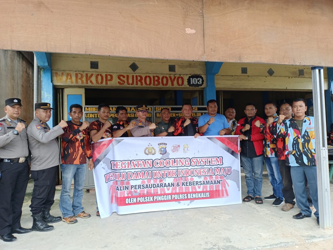 Kapolsek Pinggir Kompol Darmawan menggelar silaturahmi bersama pimpinan OKP se Kcamatan Pinggir di Warung Kopi Suroboyo Jalan Lintas Duri-Pekanbaru Desa Semunai, Kecamatan Pinggir, Bengkalis, Senin (18/12/2023).