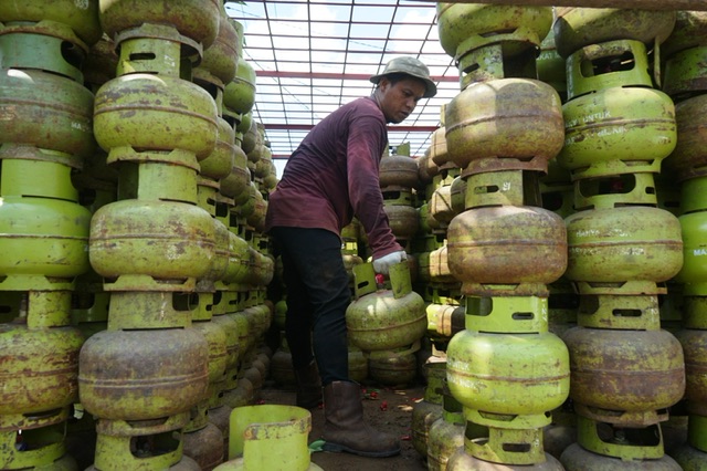 Aktivitas bongkar muat tabung gas di Pekanbaru, baru-baru ini.