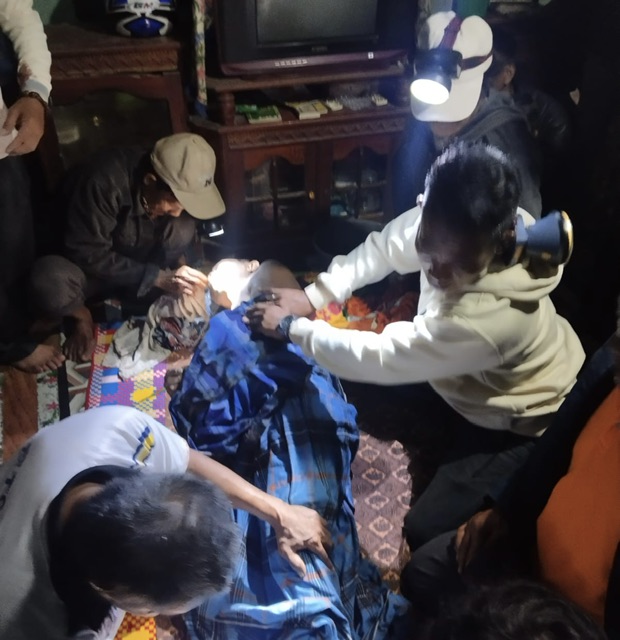 Petugas yang dibantu warga menyerahkan jasad korban diterkam buaya saat memancing bernama Zaini kepada pihak keluarga di Enok, Inhil, Rabu (20/12/2023).