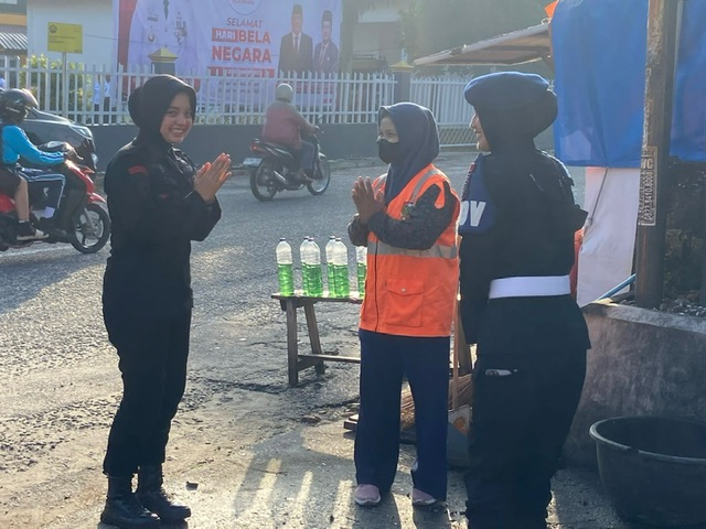 Personel Polwan Satbrimobda Riau saat menggelar patroli dialogis dengan masyarakat, Rabu (20/12/2023).