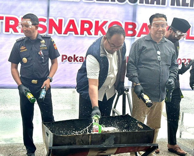 Direktur Reserse Narkoba Polda Riau Kombes Pol Yos Guntur memusnahkan miras hasil operasi KRYD, Kamis (21/12/2023).