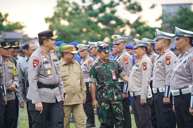 Kapolda Riau Irjen Pol Mohammad Iqbal dan Gubernur Riau Edy Natar Nasution saat mengecek kesiapan personel, Kamis (21/12/2023).