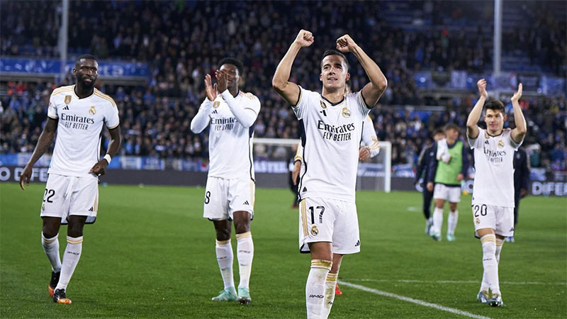 Pemain Real Madrid melakukan selebrasi setelah mengalahkan Deportivo Alaves 1-0 di Stadion Mendizorrotza dalam lanjutan Liga Spanyol, pada Jumat (22/12/2023) dini hari. Gelandang Aurelien Tchoumeni (dua kiri) bermain solid sebagai bek tengah.