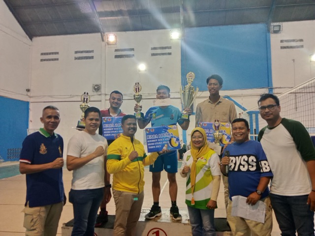 Foto Bersama usai penyerahan tropi pemenang Kejuaraan Kota Divisi Utama PBVSI Pekanbaru 2023 kategori putra, di Gor Utama Bumi Sejahtera, Pekanbaru, Sabtu (24/12/2023).