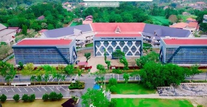 Kampus Politeknik Negeri Bengkalis berdiri megah di Jalan Pramuka, Bengkalis. Dalam waktu Civitas Akademika bakal menggelar pemilihan calon Direkturnya.