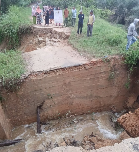 Sejumlah warga menyaksikan kondisi jembatan hitam pascaambruk di Desa Danau Tiga, Rengat Barat, Inhu, Rabu (27/12/2023).