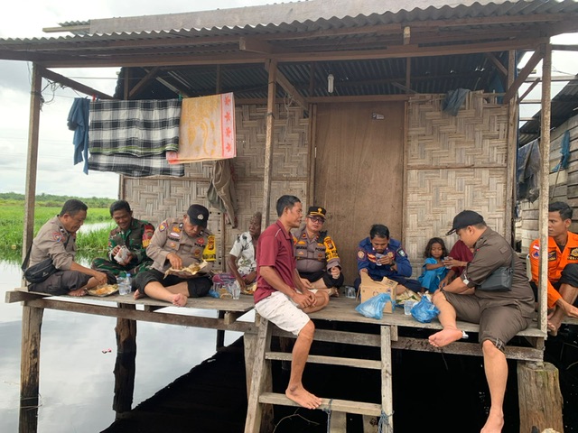 Rombongan Kapolsek Pinggir Kompol Dermawan makan nasi bungkus bersama warga Sakai di Desa Sam-sam, Kecamatan Pinggir, Selasa (26/12/2023).
