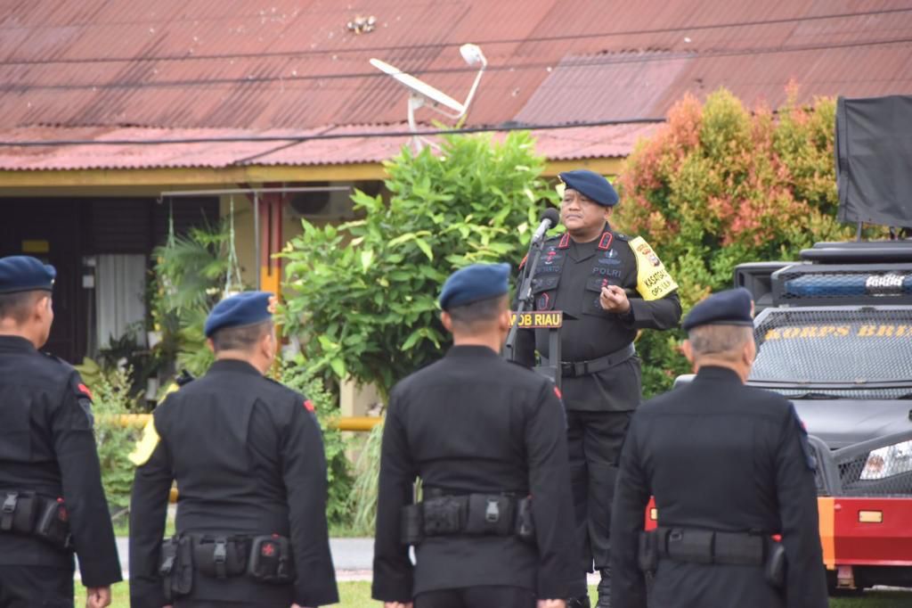 Dansat Brimobda Riau Kombes Pol Dwi Yanto memimpin apel perdana di Mako Brimobda Riau, Pekanbaru, Rabu (27/12/2023).