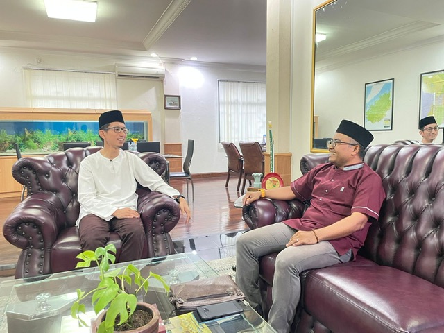 Ketua SPS Riau Khairul Amri saat berbincang dengan Konsul Malaysia Pekanbaru Encik Mohammed Husnie Shahiran di kantor Konsul Malaysia Pekanbaru, Jalan Sudirman, baru-baru ini.