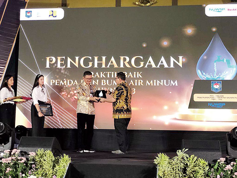 Sekretaris Kota Dumai Indra Gunawan menerima penghargaan yang diserahkan oleh Inspektur Wilayah 2 Inspektorat Jenderal Kemendagri RI Dr Ucok Abdul Rauf Adamenta pada acara loka karya praktik peningkatan kapasitas pemerintah daerah dan BUMD air minum, yang