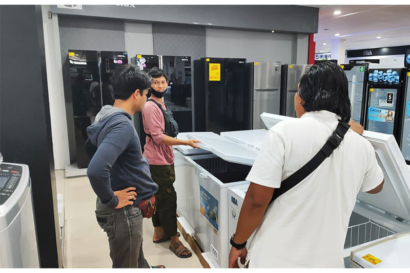 Personel Densus 88 Satgas Wilayah Riau saat melakukan pendampingan kepada salah satu eks napiter Riau saat berbelanja perlengkapan elektronik dari bantuan dana Kemensos RI, Kamis (5/10/2023).