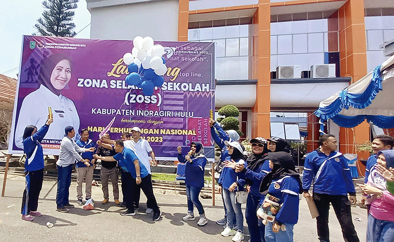 Sekdakab Inhu Ir H Hendrizal MSi (dua kiri) bersama Kadishub Jawalter Situmorang dan sejumlah pejabat Dishub lainnya melepas balon tanda peluncuran Zona Selamat Sekolah di halaman Kantor Bupati Inhu, Kamis (14/9/2023).