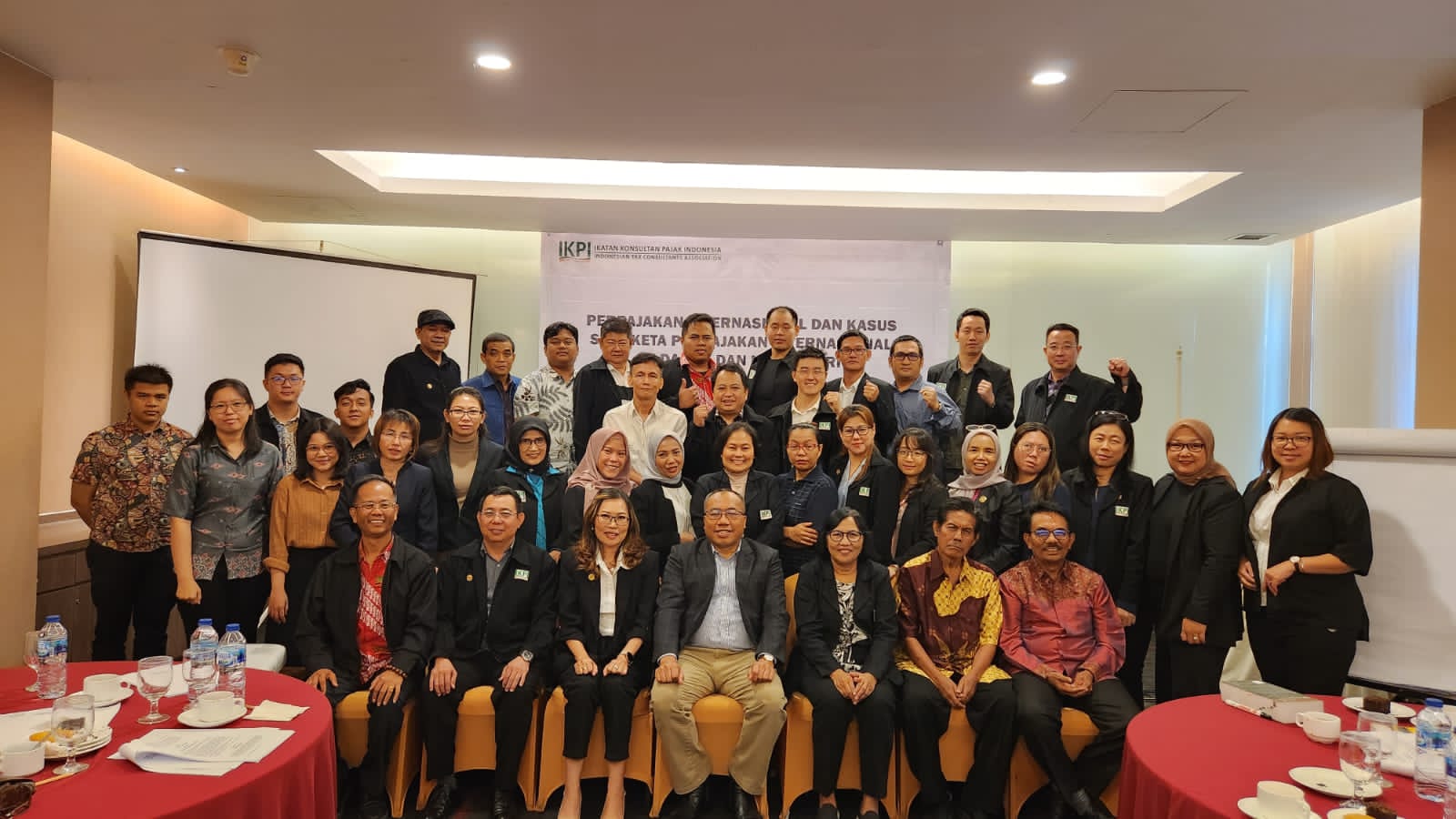 Ketua IKPI Pekanbaru Lilisen SE MAk (tengah ) foto bersama para narasumber dan peserta dalam kegiatan seminar Perpajakan Internasional di Hotel Premiere Pekanbaru, Sabtu (1/7/2023).