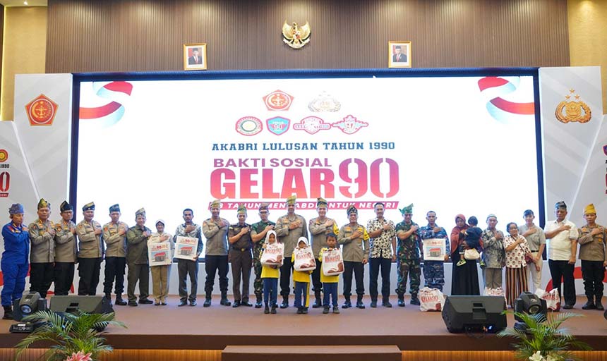 Kapolda Riau Irjen Pol Mohammad Iqbal, Wakapolda Riau Brigjen Pol K Rahmadi berfoto bersama alumni Akabri 1990 dan PJU Polda Riau serta penerima baksos Akabri alumni 1990 di Hotel Grand Elite, Pekanbaru, Sabtu (28/10/2023).