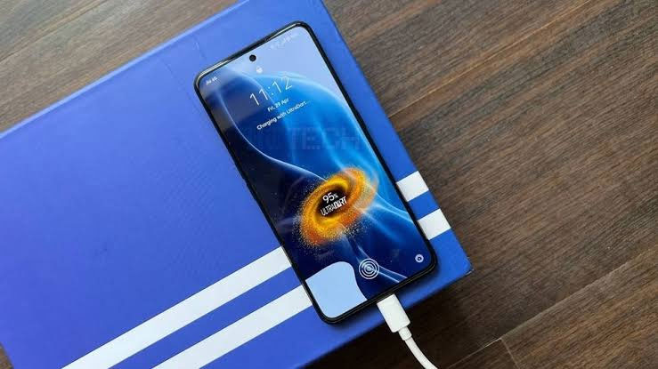 ILUSTRASI: Realme siapkan ponsel dengan pengisi daya 240 Watt.