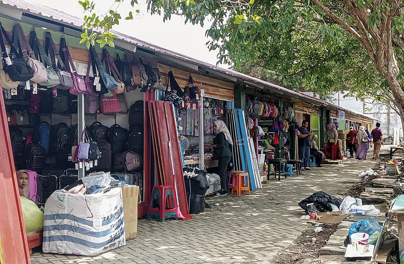 Sejumlah pedagang Pasar Bawah mulai berjualan di tempat penampungan sementara (TPS) yang ada di kawasan Pelindo, Senin (20/11/2023).