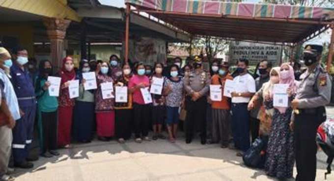 Kapolsek Pinggir Maitertika foto bersama usai meninjau pelaksanaan vaksinasi Covid-19 di Puskesmas Titian Antui, Pinggir, Kamis (3/2/2022).