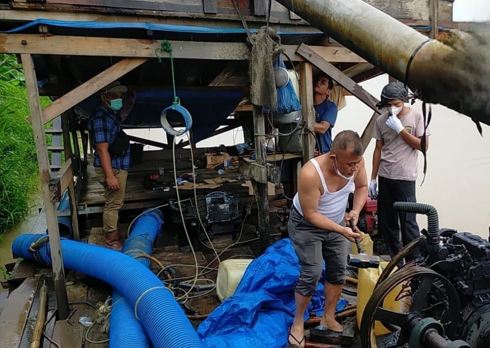 Sejumlah personel polisi menghancurkan mesin dompeng di wilayah Kuantan Mudik, Selasa (25/1/2022).