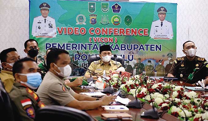 Wabup Rohul H Indra Gunawan bersama Forkopimda dan OPD terkait mengikuti rakor pengendalian karhutla bersama Gubri secara virtual di ruang rapat rumah Dinas Bupati Rohul, Senin (11/4/2022).
