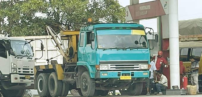 Sebuah truk derek roda 10 yang digunakan para pelaku untuk menimbun BBM jenis bio solar untuk dijual kembali kepada transportir industri diamankan Polda Riau, Sabtu (16/10/2021).