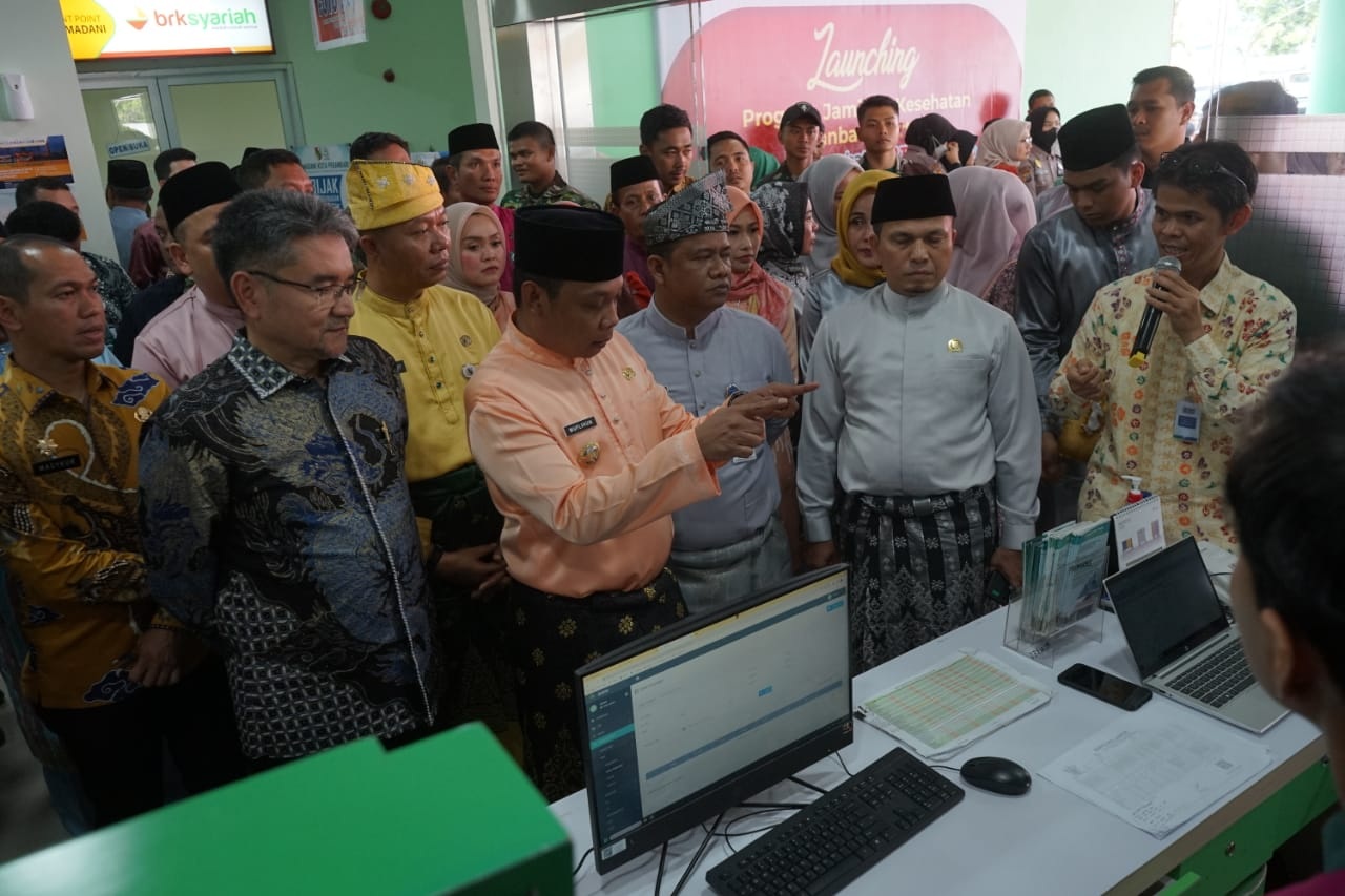 PJ Wali Kota Pekanbaru Muflihun SSTP MAP meninjau pelaksanaan Program Jaminan Kesehatan Pekanbaru Bertuah usai launcing di Rumah Sakit Daerah Madani, Jalan Garuda Sakti, Jumat (28/7).