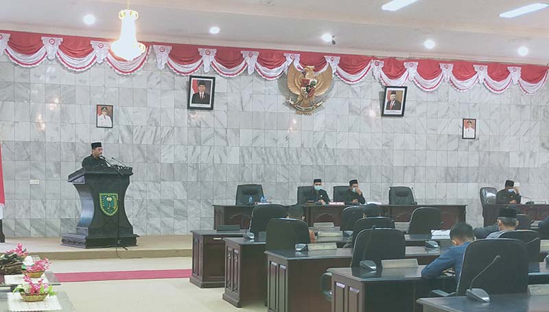Wakil Bupati Inhu H Khairizal SE MSi menyampaikan pidato pengantar nota keuangan RAPBD tahun 2021 sebesar Rp1,4 triliun lebih pada rapat paripurna DPRD Kabupaten Inhu, Jumat (13/11/2020) akhir pekan kemarin. Kasmedi/Riau Pos
