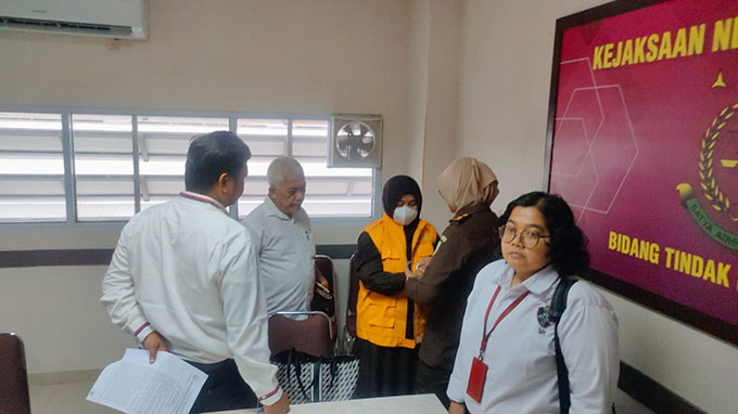Notaris Dewi Farni Djafar (tengah) menjalani penyerahan tahap II di Kejari Pekanbaru, Rabu (5/10/2022). Jaksa langsung melakukan penahanan.