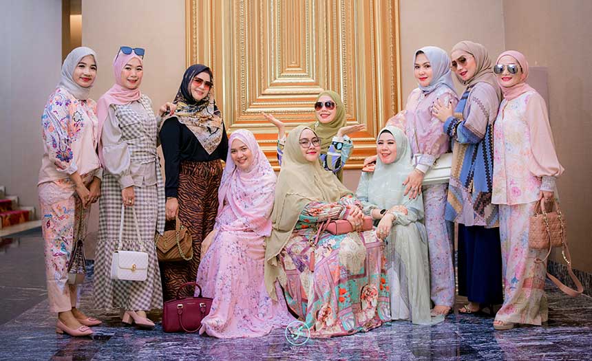 Para member Moms Hits Pekanbaru berfoto bersama.