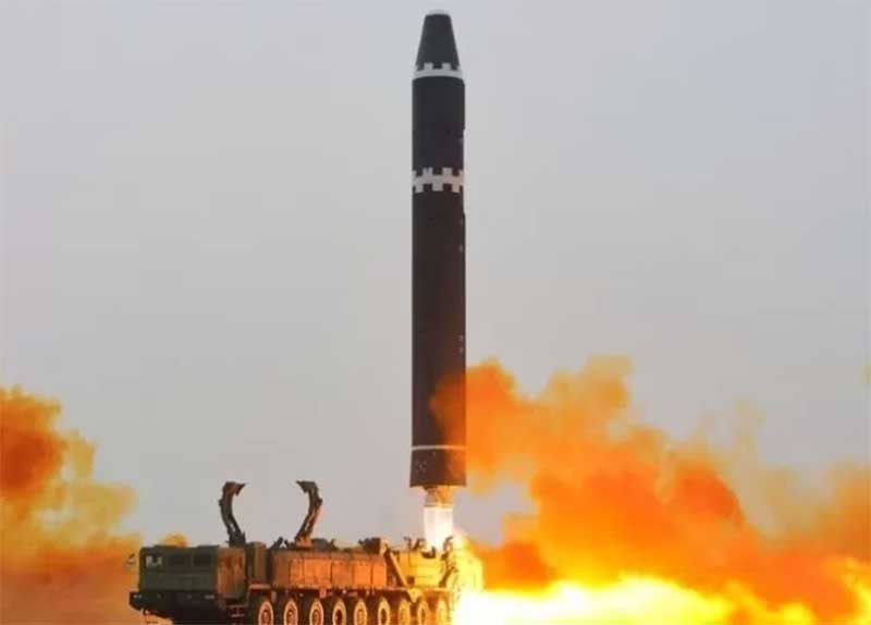 Korea Utara menembakkan rudal balistik antar-benua (ICBM) di Pyongyang.