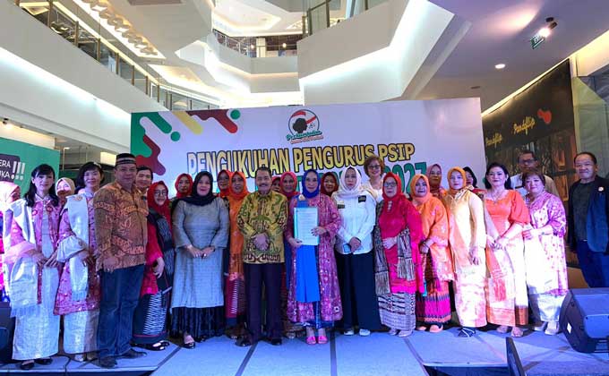Pengurus PSIP Riau foto bersama usai pengukuhan oleh Ketua FPK Provinsi Riau Drs H Auni M Noor MSi (delapan kanan) di atrium utama Mal Pekanbaru Xchange, Rabu (21/6/2023).