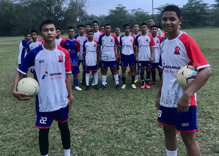 Dua pemain SSB PHR, Lintang (kiri) dan M Fahri (kanan) saat sesi latihan di Lapangan Sanggar Karyawan PHR, Rumbai, belum lama ini.