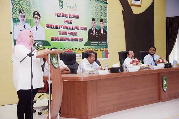 Bupati Bengkalis Kasmarni menyampaikan sambutan saat membuka  Focus Group Discussion (FGD) bersama kepala desa se-Kabupaten Bengkalis  di Gedung Hj Nuryah Binti Sontel, Desa Muara Basung, Kecamatan Pinggir, Rabu (7/9/2022).
