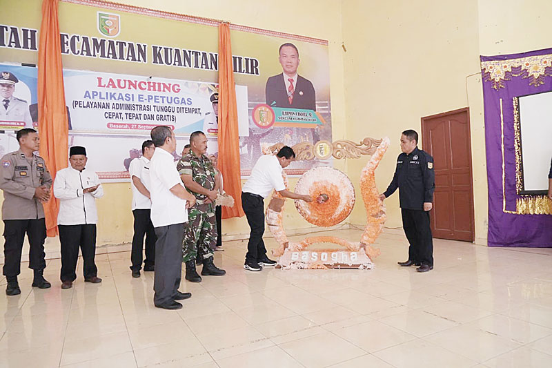 Bupati Kuansing Drs H Suhardiman Amby Ak MM memukul gong saat peluncuran aplikasi E-Petugas di aula Kantor Camat Kuantan Hilir, Rabu (27/9/2023).