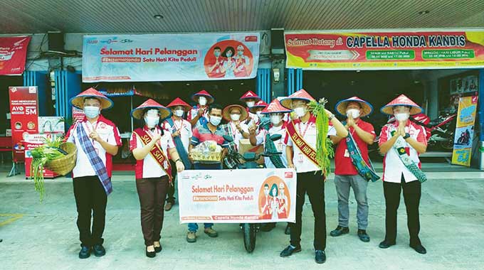 Foto bersama usai penyerahan sepeda motor Honda kepada konsumen Capella Honda Kandis dengan tema kostum yang menarik di HPN 2021, Ahad (5/9/2021).