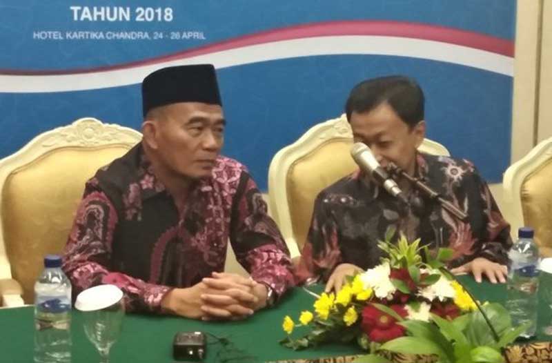 Menteri Koordinator (Menko) Bidang Pembangunan Manusia dan Kebudayaan (PMK), Muhadjir Effendy, menyampaikan bahwa jumlah rumah sakit (RS) rujukan untuk menangani Virus Korona yang semula ada 100, sekarang telah menjadi 137. Beberapa rumah sakit swasta jug