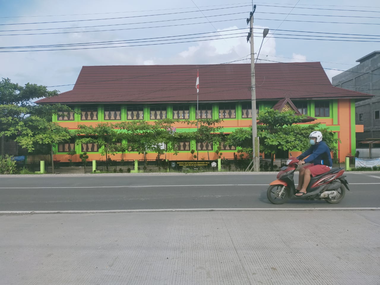 Salah seorang pengendara sepeda motor melintas di depan SDN 013 Rengat Barat, Ahad (3/1/2020).(RAJA KASMEDI/RIAUPOS.CO)