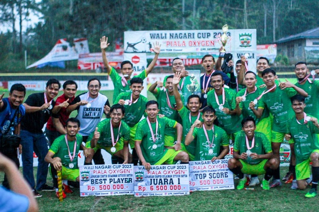 Pemain dan ofisial tim Inhu FC Pekanbaru berfoto bersama usai menjuarai Piala Oxygen 2023 Wali Nagari Situjuah Batua, Payakumbuh, 16-31 Januari 2023.