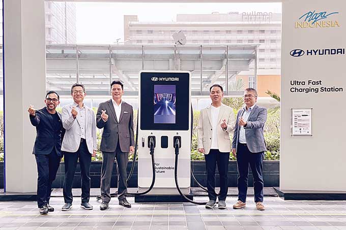 Dari kiri General Manager Marketing Plaza Indonesia Zamri Mamat, Head of Future Business Group Hyundai Motor Asean HQ Sanghoon Yoon, CEO Plaza Nusantara Realty Boon Pin, President Director PT HMID Woojune Cha dan Chief Operating Officer PT HMID Makmur fot
