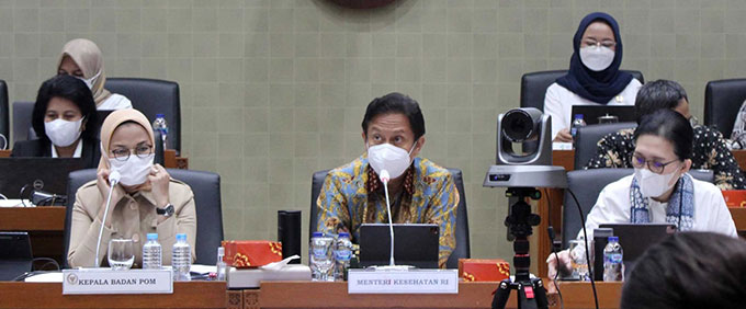 Menteri Kesehatan Budi Gunadi Sadikin (tengah) bersama Kepala BPOM Penny Lukito (kiri) saat menghadiri rapat kerja dengan Komisi IX DPR di Gedung Nusantara II, Senayan, Jakarta, Rabu (2/11/2022).