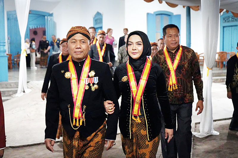 Sekda Kuansing H Dedy Sambudi SKep SKM MKes saat prosesi penganugerahan gelar Kanjeng Raden Tumenggung dari Kanjeng Soesoehoenan Pakoe Boewono XIII, Selasa (18/7/2023) di Keraton Surakarta,Solo.