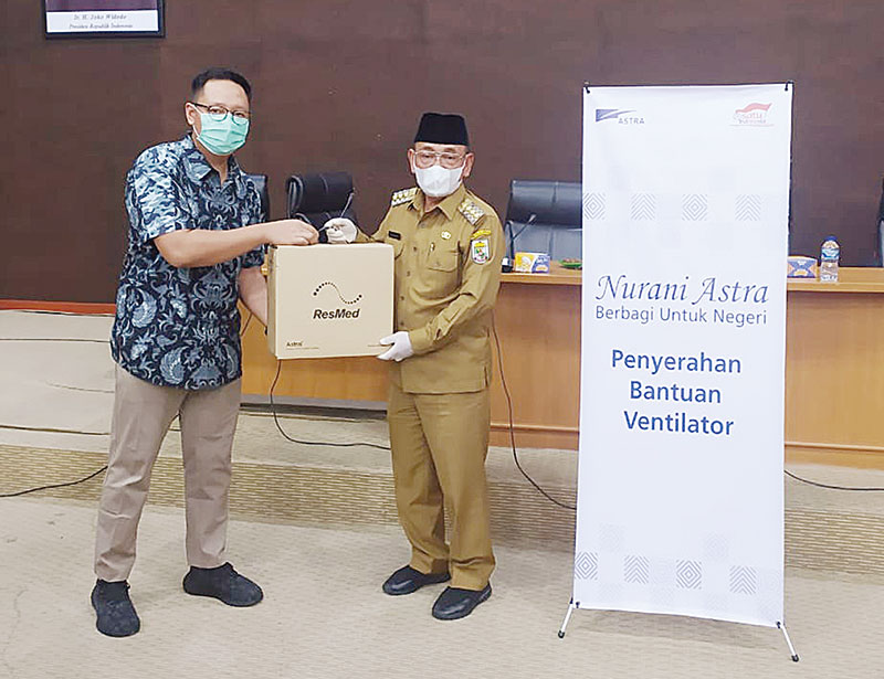 Community Development Area Manager PT SLS, Dede Putra,  menyerahkan Ventilator kepada Bupati Pelalawan,  HM Harris, beberapa waktu lalu.