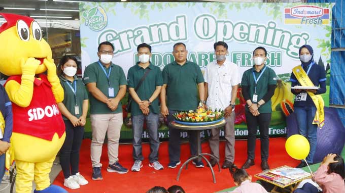 Branch Manager Indomaret Cabang Pekanbaru Antonius Budiono memotong tumpeng disaksikan oleh Deputy Branch Manager Operasional Indomaret Suyanto (empat kiri), Deputy Branch Manager Administrasi Indomaret Aep Saepulloh (tiga kiri) serta beberapa manajemen s