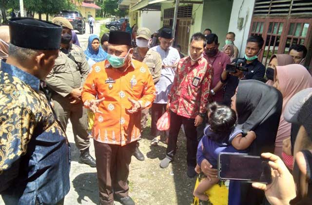 Bupati Kampar Catur Sugeng Susanto berbincang dengan warga sesaat setelah tiba di Desa Salo, Kamis (28/5/2020). HENDRAWAN KARIMAN / RIAU POS