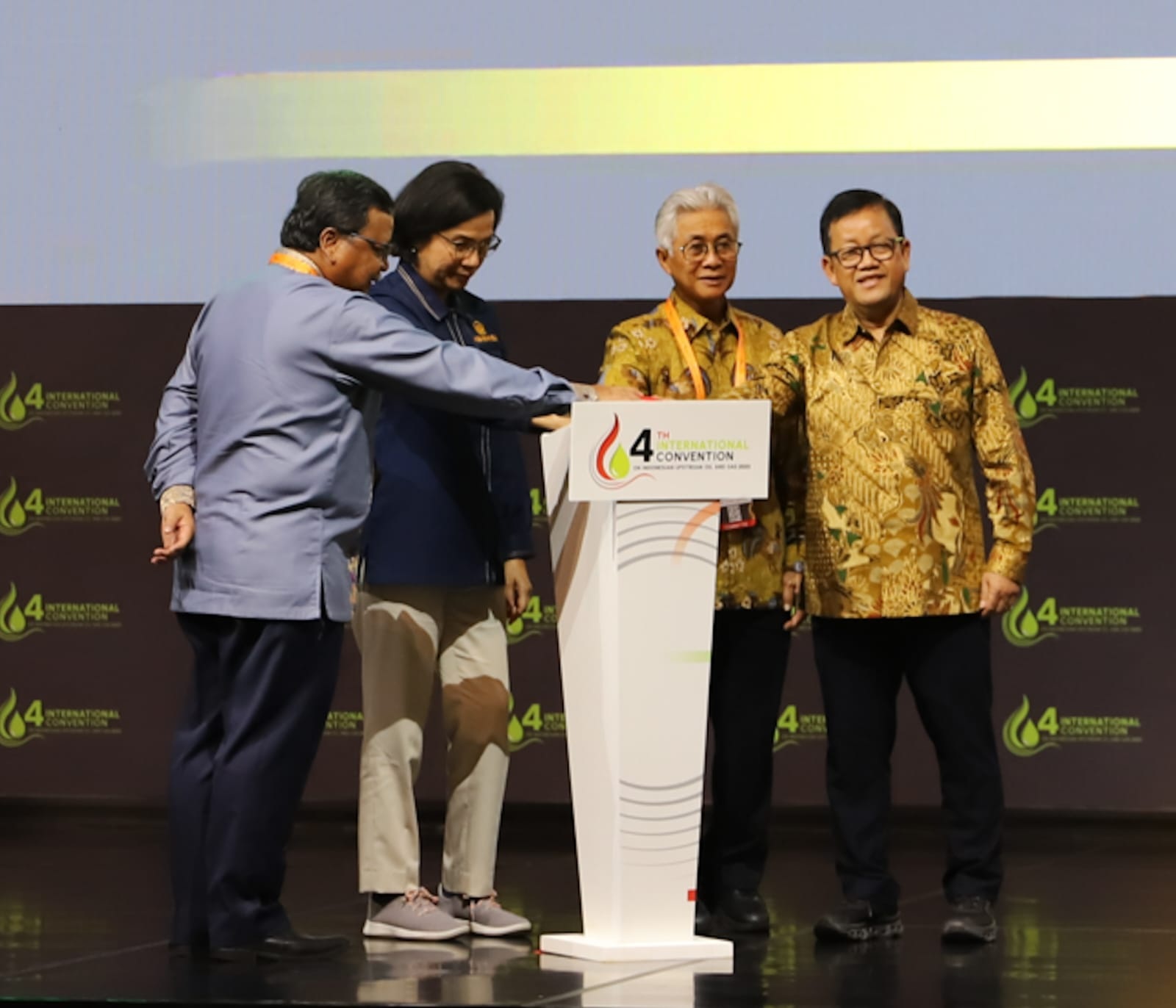 Wakil Kepala SKK Migas Nanang Abdul Manaf, Menkeu Sri Mulyani, Kepala SKK Migas Dwi Sucipto dan Ketua komisi VII DPR RI Sugeng Suparwoto menekan tombol tanda dimulainya pembukaan the 4th International Convention on Indonesian Upstream Oil and Gas Industry